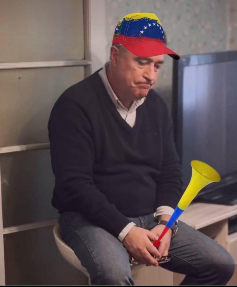 Una foto con Mario Desbordes triste, trucada con un jockey y una vuvuzela con los colores de Venezuela