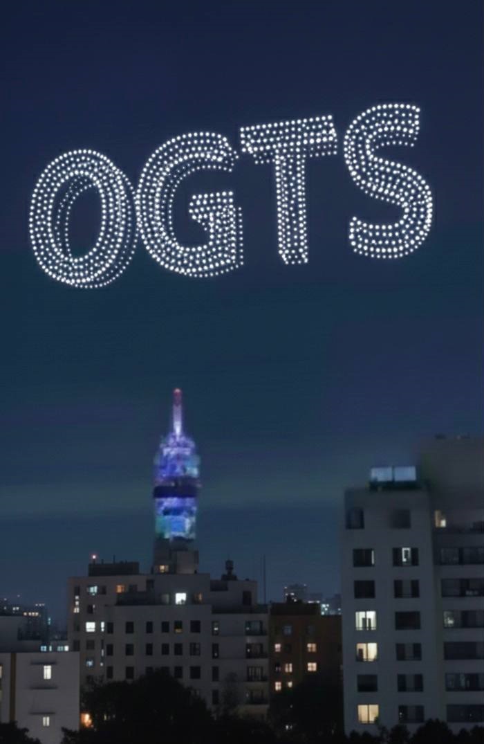 Foto apuntando a la Torre Entel, con el texto 'OGTS' como si fuese armado con drones